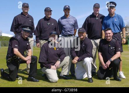 USA's Tiger Woods (al centro) e il caddie Steve Williams (a destra) con il suo team di sicurezza (a sinistra) Martin Lambert-Garwyn, Michael Gallagher, Ian Price, (a sinistra prima fila) Malcolm Cochrane, Andrew Price, Blue Loome, Ian Morrow, Che si occupano di lui per la durata del 133° Campionato aperto al Royal Troon Golf Club, Scozia. Foto Stock