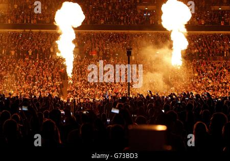 Pugilato - IBF e WBA World Super Middleweight Title - Carl Froch / George Goves - Stadio di Wembley. George Goves fa il suo ingresso prima della IBF e WBA World Super Middleweight Title lotta contro Carl Froch al Wembley Stadium di Londra. Foto Stock