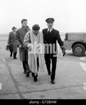 Accompagnato da un Air Steward, Miss Leach, amico di Duncan Edwards di Manchester United, cammina verso un aereo all'aeroporto di Manchester per volare a Monaco. Foto Stock