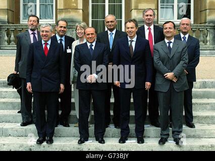 Da sinistra a destra: Il segretario all'interno britannico David Blunkett e il ministro degli Affari esteri Jack Straw, il ministro degli interni italiano Giuseppe Pisanu, il segretario al Commercio e all'industria britannico Patricia Hewitt, il primo ministro italiano Silvio Berlusconi, il ministro italiano delle attività produttive Antonio Marzano, il primo ministro britannico Tony Blair, Il Segretario alla Difesa britannico Geoff Hoon e il Ministro degli Esteri italiano Franco Frattini e il Ministro della Difesa Antonio Martino, a Lancaster House, Londra. Foto Stock