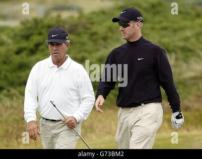 David Duval (a destra) degli Stati Uniti con il padre Bob, camminando sul 14° fairway, durante un giro di pratica al campo da golf Royal Troon in Scozia, in preparazione al 133° Open Golf Championship che inizia giovedì. SOLO PER USO EDITORIALE, SENZA USO DI TELEFONO CELLULARE. Foto Stock