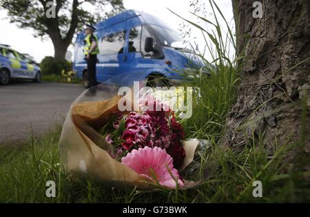 Tributi floreali vicino alla scena a Little Swinton, vicino a Coldstream, dove tre persone sono state uccise dopo che una macchina ha perso il controllo al Jim Clark Rally nei confini scozzesi ieri. Foto Stock