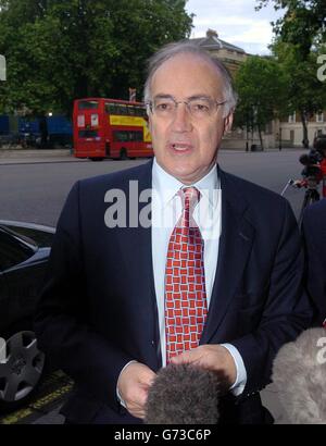 Il leader del partito conservatore Michael Howard arrivò all'ufficio del gabinetto di Londra a Whitehall, per leggere il rapporto di Lord Butler sui fallimenti dell'intelligence nel periodo di guerra in Iraq. La relazione sarà pubblicata formalmente più avanti. 01/10/2004 il leader dell'opposizione annuncia venerdì 1 ottobre 2004 che i giorni bui del partito sono passati. Foto Stock