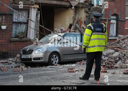 Servizi di emergenza sul posto in una sospetta esplosione di gas su Sullivan Street, vicino a Infirmary Road nord città interna Dublino. Foto Stock