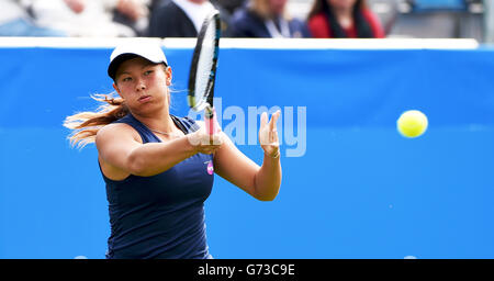 La Gran Bretagna è Tara Moore suona un colpo diretti contro Ekaterina Makarova della Russia in il loro match di primo turno durante il Aegon Torneo Internazionale in Devonshire Park, Eastbourne, Inghilterra del sud. Giugno 20, 2016. Simon Dack / immagini con teleobiettivo Foto Stock