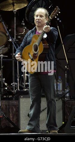 Il duo FOLK-rock STATUNITENSE Paul Simon (nella foto) e Art Garfunkel si esibiscono in concerto presso Hyde Park nel centro di Londra, il loro secondo di due concerti nel Regno Unito e il primo per vent'anni. Foto Stock