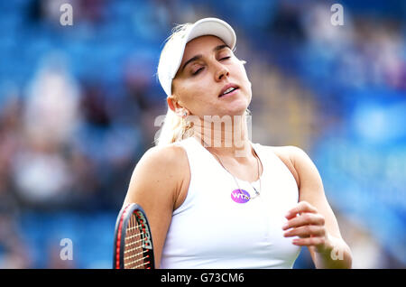 Elena Vesnina della Russia reagisce quando perde un punto nel suo primo round match contro Heather Watson della Gran Bretagna durante l'Aegon International Tournament al Devonshire Park, Eastbourne, Inghilterra meridionale. 20 giugno 2016. Simon Dack / Telephoto Images Foto Stock