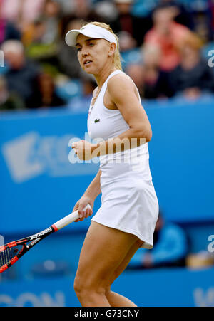 Elena Vesnina della Russia reagisce vincendo una partita nella sua prima partita contro Heather Watson della Gran Bretagna durante il torneo internazionale di Egon al Devonshire Park, Eastbourne, Inghilterra meridionale. 20 giugno 2016. Simon Dack / Telephoto Images Foto Stock