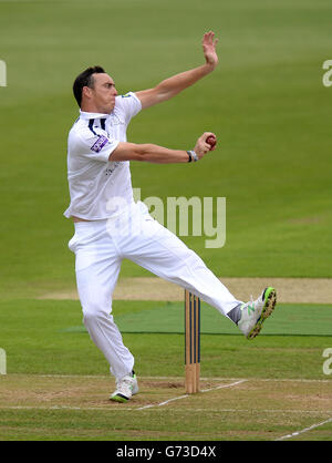 Il Kyle Abbott dell'Hampshire si inanella durante la partita del campionato della contea del LV all'Ageas Bowl di Southampton. PREMERE ASSOCIAZIONE foto. Data foto: Martedì 3 giugno 2014. Vedi la storia del Pennsylvania CRICKET Hampshire. Il credito fotografico dovrebbe essere: Andrew Matthews/PA Wire Foto Stock