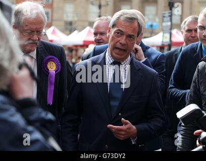 Il leader dell'UKIP Nigel Farage (centro) e il candidato dell'UKIP Roger Helmer (a sinistra) a Newark, in campagna durante una by-elezione innescata dalle dimissioni dell'ex Tory Patrick Mercer. Foto Stock