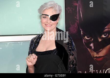 L'attrice Lee Meriwether, che ha interpretato Catwoman nella serie televisiva degli anni '60 Batman, arriva per la prima del film Catwoman, tenuto al Cinerama Dome Theatre di Los Angeles, USA. Foto Stock