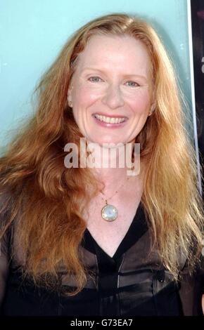 L'attrice Frances Conroy arriva per la prima del suo ultimo film Catwoman, lunedì 19 luglio 2004, tenuto al Cinerama Dome Theatre di Los Angeles, USA. Foto Stock