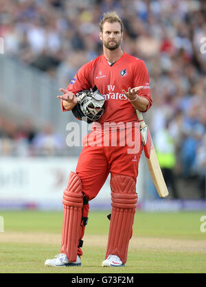 Tom Smith del Lancashire Lightning attende il terzo verdetto degli imperi dopo essere stato catturato dai Vichinghi dello Yorkshire Aaron Finch dopo che Adam Lyth ha gettato la palla indietro mentre cadde sopra la corda di confine, durante la partita di Blast NatWest T20 all'Emirates Old Trafford, Manchester. Foto Stock