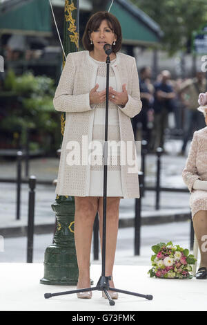 Il sindaco di Parigi Anne Hidalgo parla come la regina Elisabetta II visita il mercato dei fiori a Marche aux Fleurs - Reine Elizabeth II, vicino alla Cattedrale di Notre Dame a Parigi, come la sua visita di Stato di tre giorni in Francia arriva ad un termine. STAMPA ASSOCIAZIONE Foto. Data immagine: Sabato 7 giugno 2014. Vedi la storia della PA ROYAL Queen. Il credito fotografico dovrebbe essere: Owen Humphreys/PA Wire Foto Stock