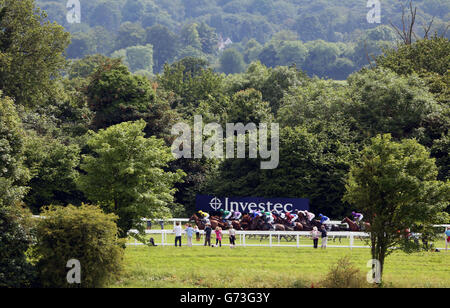 I cavalli iniziano nel Derby di Investec durante il Derby Day di Investec all'Ippodromo di Epsom Downs, Surrey. Foto Stock