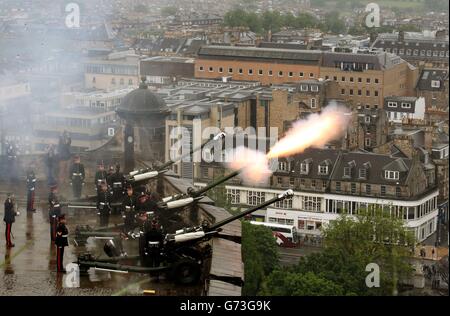 Ufficiale Cadetti della città di Edimburgo Università formazione corpo di fuoco un 21-Gun Royal Salute al Castello di Edimburgo per celebrare il 93 ° compleanno del duca di Edimburgo. Foto Stock