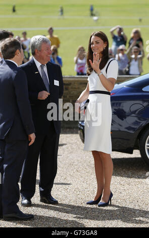 La duchessa di Cambridge parla a Sir Keith Mills, vice presidente del Comitato Organizzatore dei Giochi Olimpici e Paralimpici di Londra e Sir Charles Dunstone (a sinistra), co-fondatore di Carphone Warehouse quando arriva al National Maritime Museum di Londra. Foto Stock