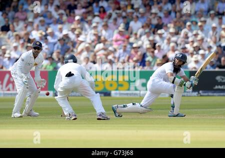 Cricket - Investec First Test - Inghilterra / Sri Lanka - Day One - Lord's. Moeen Ali bats in Inghilterra durante il primo giorno della partita Investec Test presso Lord's Cricket Ground, Londra. Foto Stock