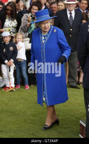 La regina Elisabetta II partecipa alla cerimonia del trofeo dopo la finale del torneo di polo della Cartier Queen's Cup al Guards Polo di Windsor Great Park, Berkshire. Foto Stock