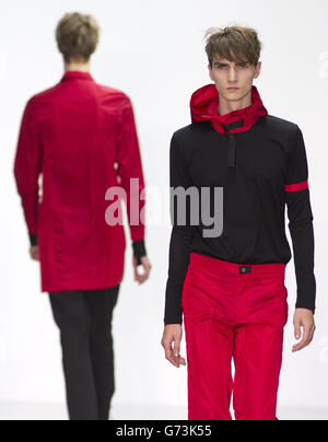 I modelli indossano i disegni nella sfilata Lee Roach durante la London Collections for Men Primavera/Estate 2015 a Londra. Foto Stock