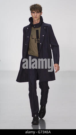 Un modello indossa un design nella sfilata Lee Roach durante la London Collections for Men Primavera/Estate 2015 a Londra. Foto Stock