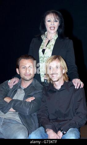 (Sinistra-destra) attori Christian Slater, Frances Barber e MacKenzie Crook durante una fotocall che segna il primo giorno di prove per la nuova versione di scena di uno volò sopra il Nido di Cuckoo, tenuto al Garrick Theatre, nel centro di Londra. Lo spettacolo sarà aperto il 6 agosto presso le sale d'Assemblea di Edimburgo. Foto Stock