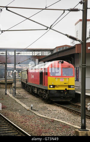 DB Schenker Classe 60 locomotiva diesel 60017 presso la stazione di York con un northbound railtour. Foto Stock