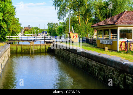 Soderkoping, Svezia - 19 Giugno 2016: Gota canal a Soderkoping, Svezia. Chiuso il blocco del canale con una parte della città e le barche in bac Foto Stock