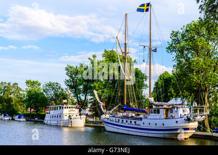 Soderkoping, Svezia - 19 Giugno 2016: Le due imbarcazioni Shalom (missionario cristiano barca) e Lindon (passeggero) imbarcazioni ormeggiate lungo t Foto Stock