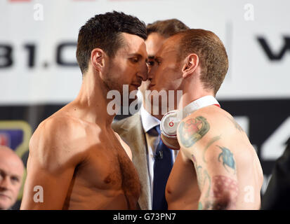 Pugilato - IBF e WBA World Super Middleweight Title - Carl Froch / George Grove - Weigh in - Wembley Arena. Carl Froch (a sinistra) e George Grove (a destra) durante il peso ufficiale alla Wembley Arena, Londra. Foto Stock