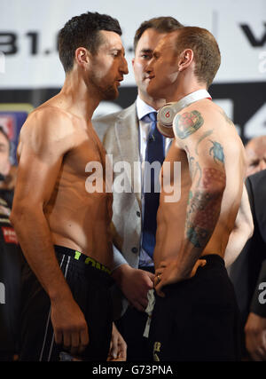 Pugilato - IBF e WBA World Super Middleweight Title - Carl Froch / George Grove - Weigh in - Wembley Arena. Carl Froch (a sinistra) e George Grove (a destra) durante il peso ufficiale alla Wembley Arena, Londra. Foto Stock