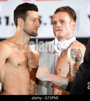 Carl Froch (a sinistra) e George Groves (a destra) durante il pesano ufficiale a Wembley Arena, Londra. Foto Stock