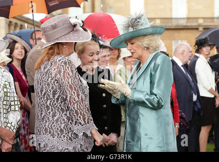 La Duchessa di Cornovaglia incontra gli ospiti durante una festa in giardino che si tiene a Buckingham Palace, nel centro di Londra. Foto Stock