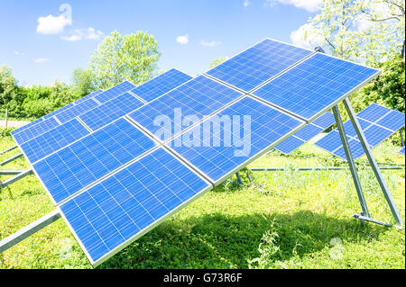 Pannelli solari collocati su un prato di campagna. Foto Stock