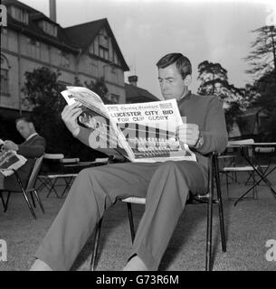 Il portiere inglese Gordon Banks, che difenderà il gol di leicester City nella finale della Coppa fa contro Manchester United, leggendo un ricordo speciale del London Evening Standard. Foto Stock