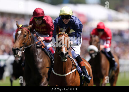 Thistle Bird (centro con cappello giallo) guidato da James Doyle vince la posta in gioco della principessa Elizabeth durante la Giornata delle Signore di Investec all'Ippodromo di Epsom Downs, Surrey. Foto Stock