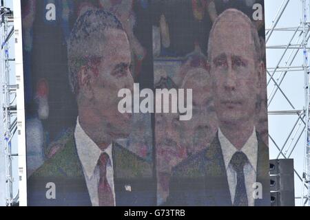 il presidente DEGLI STATI UNITI barak Obama e il presidente russo Vladimir Putin, visti sul grande schermo mentre loro e altri capi di stato partecipano all'evento di commemorazione internazionale organizzato dal presidente francese Francois Hollande per commemorare il 70° anniversario degli sbarchi in Normandia a Sword Beach. Foto Stock