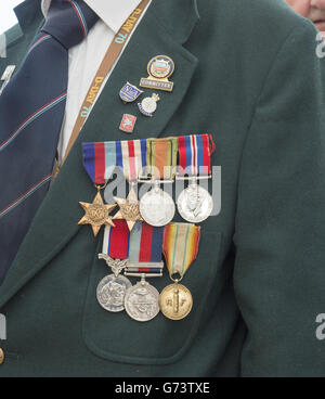 Un veterano medaglie durante un servizio commemorativo per celebrare il 70 ° anniversario degli sbarchi del D-Day durante la seconda guerra mondiale Foto Stock