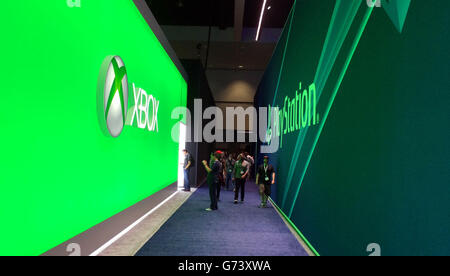 Annunci per Xbox e Sony PlayStation alla conferenza di gioco dell'E3 di Los Angeles, USA. Foto Stock