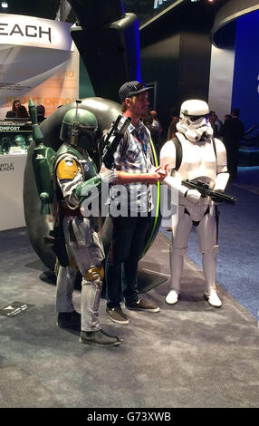 Un uomo si pone per una fotografia con i personaggi di Star Wars alla conferenza di gioco dell'E3 di Los Angeles, USA. Foto Stock