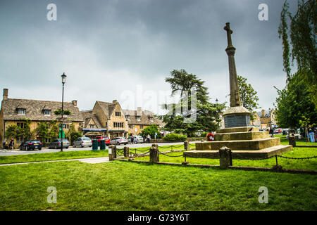 La vita nella piazza di cotswolds Ray Boswell Foto Stock