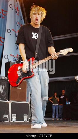 Charlie Simpson del gruppo pop Busted che si esibisce sul palco al Fox FM Party in the Park, che si tiene a South Park di Oxford. Foto Stock