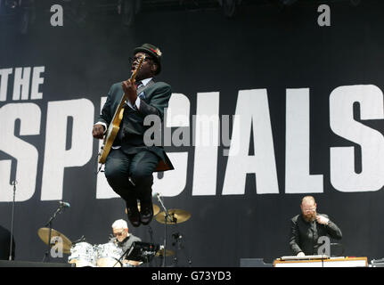 Lynval Golding of the Specials si esibisce sul palco principale, all'Isle of Wight Festival di Seaclose Park, Newport, Isle of Wight. Foto Stock