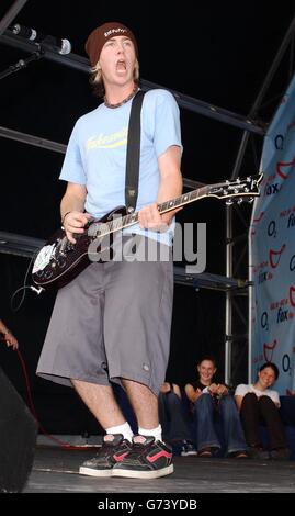 James Bourne del gruppo pop Busted si esibisce sul palco al Fox FM Party in the Park, che si tiene a South Park di Oxford. Foto Stock