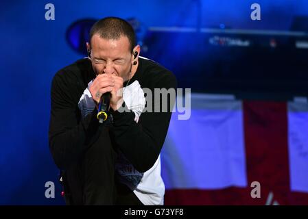 Scarica Festival 2014 - giorno due - Donington Park. Il Chester Bennington del Linkin Park si esibisce durante il secondo giorno del 2014 Download Festival al Donington Park. Foto Stock