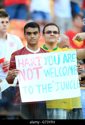 Gli appassionati di calcio presenti nelle tribune hanno un banner con la scritta "Hart, non sei il benvenuto nella "giungla" prima del calcio d'inizio nella Coppa del mondo FIFA, partita del gruppo D all'Arena da Amazonia, Manaus, Brasile. Foto Stock