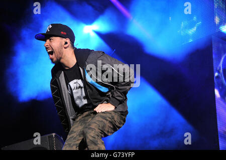 Scarica Festival 2014 - giorno due - Donington Park. Mike Shinoda del Linkin Park si esibisce durante il secondo giorno del 2014 Download Festival al Donington Park. Foto Stock