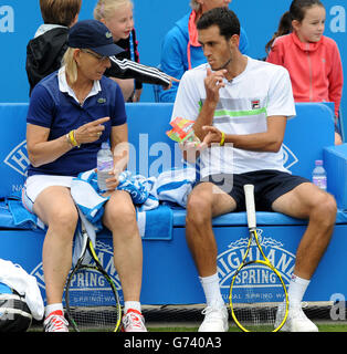 Tennis - AEGON Classic 2014 - Day Seven - Edgbaston Priory Club. Martina Navratilova e James Ward in occasione di un Rally per la mostra di Bally durante l'AEGON Classic all'Edgbaston Priory Club di Birmingham. Foto Stock