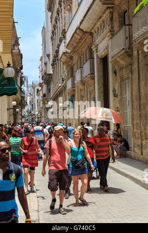 I turisti lo shopping e le visite turistiche nella trafficata Calle Obispo, La Habana Vieja, Havana, Cuba Foto Stock