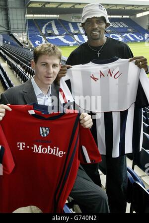 Le nuove firme di West Bromwich Albion Kanu (a destra) che ha firmato dall'Arsenal con un trasferimento gratuito, con Zoltan Gera (a sinistra), il capitano della nazionale ungherese, firmato da Ferencvarosat, in una conferenza stampa a Hawthorns, West Bromwich. Foto Stock